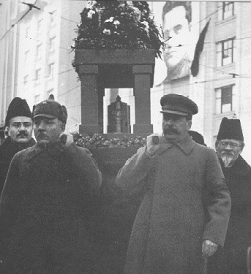 Η κηδεία του Κίροφ. Δεξιά: Στάλιν. Αριστερά: Βοροσίλοφ και πίσω του ο Μολότοφ