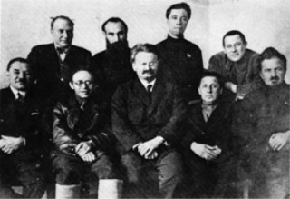 1927. Μέλη της Αντιπολίτευσης. Καθιστοί: Σερεμπριάκοφ, Ράντεκ, Τρότσκι, Μπογκουσλάβσκι, Πρεομπραζένσκι. Όρθιοι: Ρακόφσκι, Ντρόμπνις, Μπελομπορόντοφ, Σοσνόφσκι