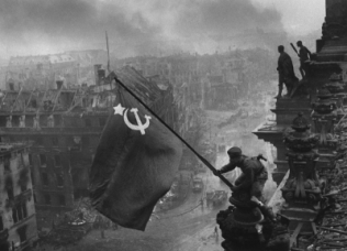 Βερολίνο-2 Μάη 1945. Η κόκκινη σημαία με το σφυροδρέπανο πάνω στο Ράιχσταγκ